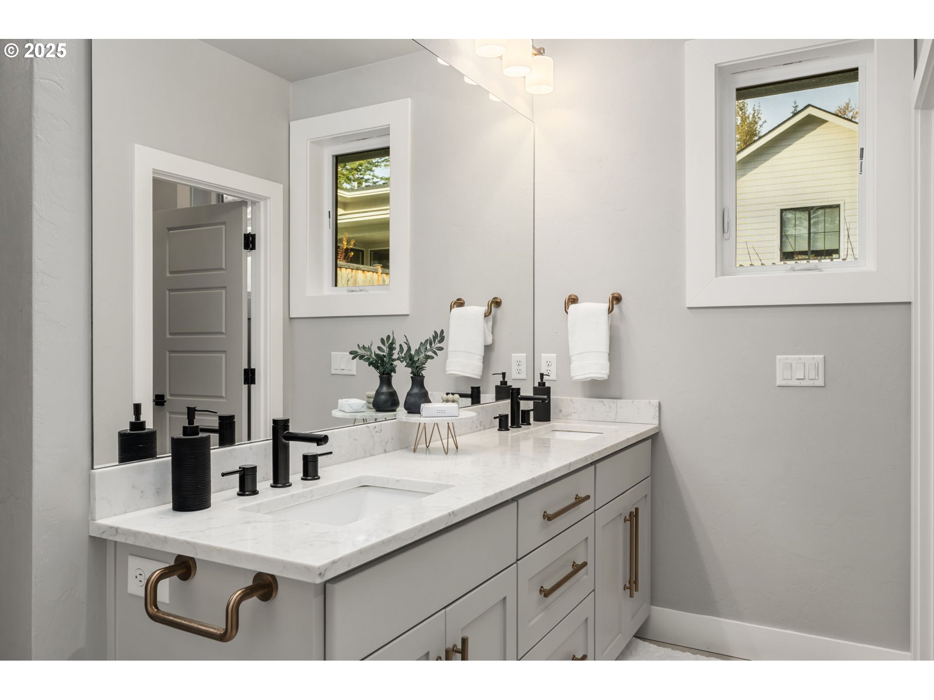 2051 Majestic Place Eugene, OR 97403 - Photo 19 of 45 En Suite Bathroom