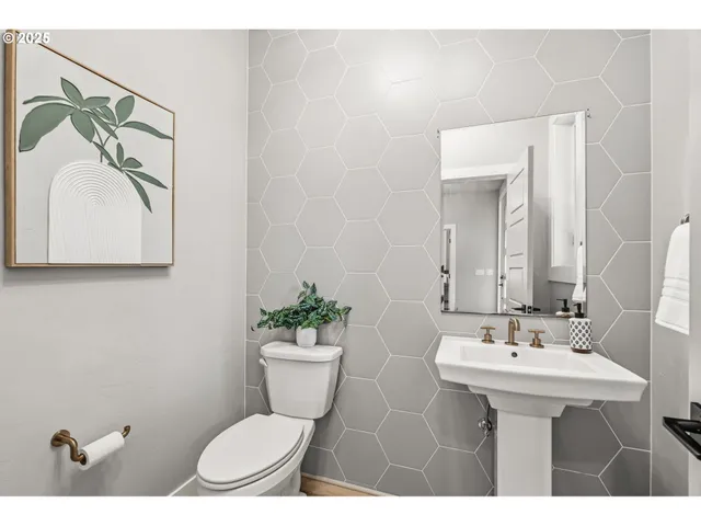 $995,000 | 2051 Majestic Place, Eugene, OR 97403