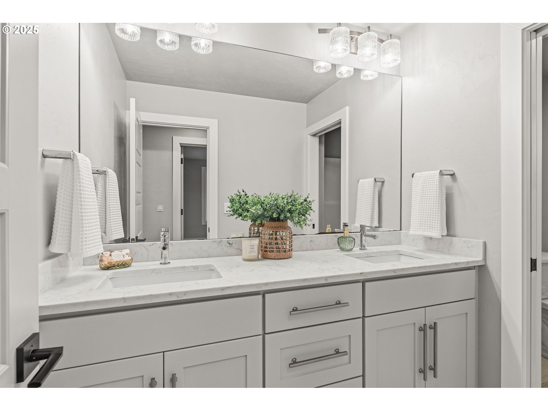 2051 Majestic Place Eugene, OR 97403 - Photo 35 of 45 Bathroom