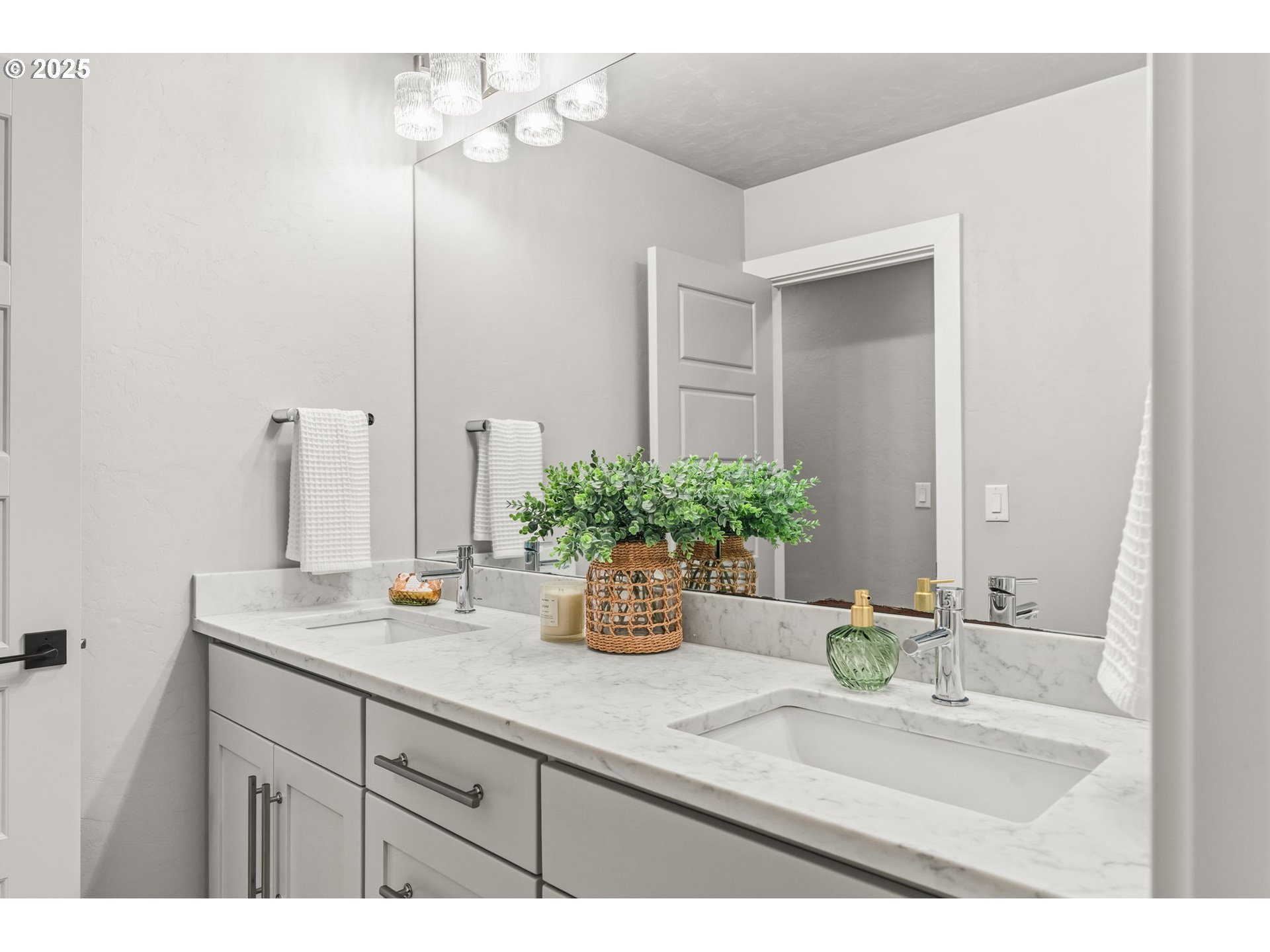 2051 Majestic Place Eugene, OR 97403 - Photo 36 of 45 Bathroom