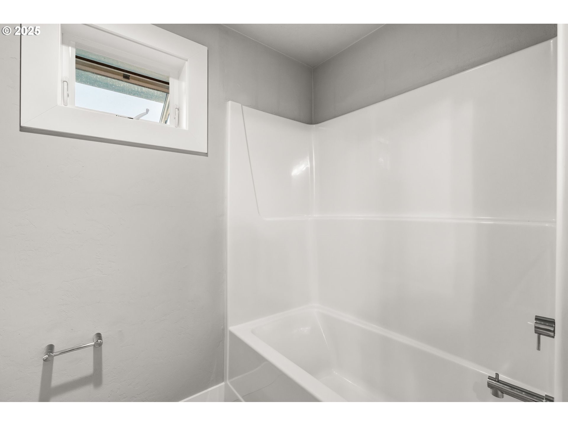 2051 Majestic Place Eugene, OR 97403 - Photo 37 of 45 Bathroom