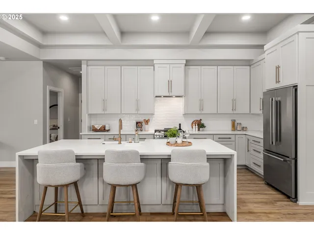 $995,000 | 2051 Majestic Place, Eugene, OR 97403