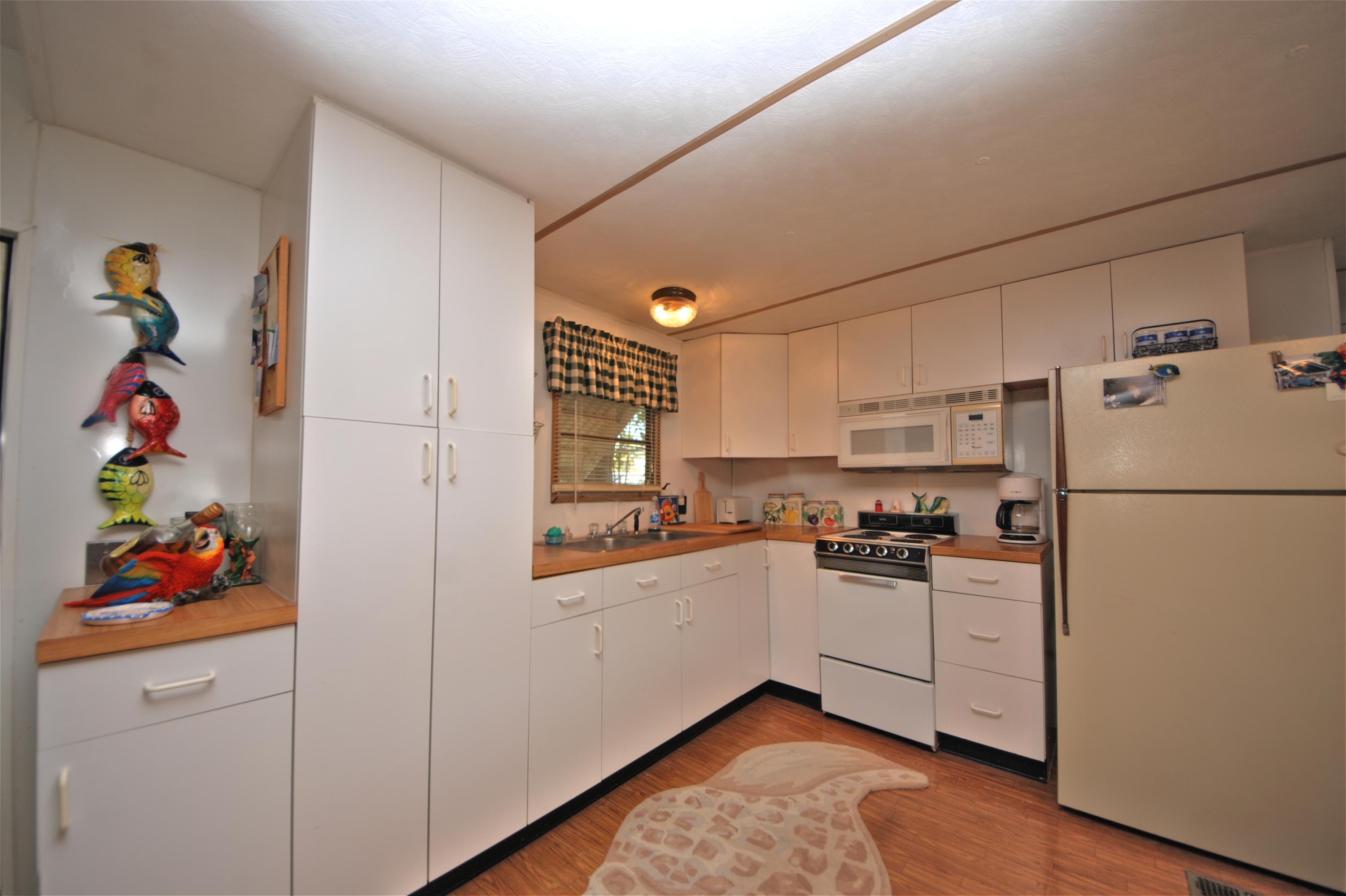 19 Pelican Road Key Largo, FL 33037 - Photo 5 of 12 kitchen