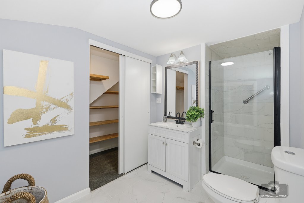 440 Engle Street Dolton, IL 60419 - Photo 14 of 19 a bathroom with a toilet sink and shower