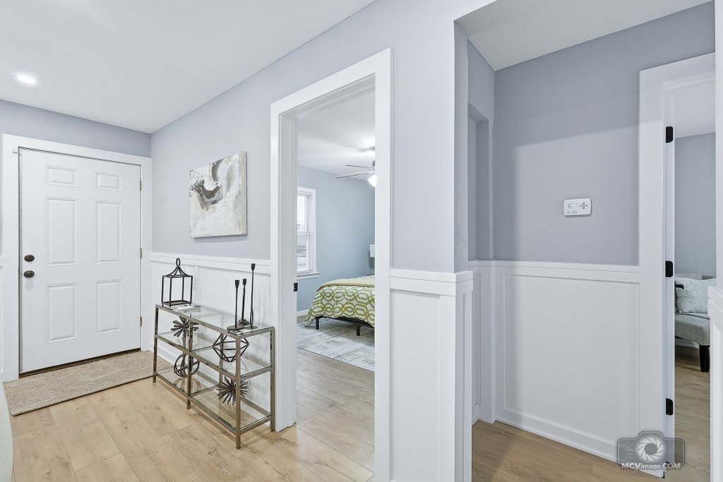 440 Engle Street Dolton, IL 60419 - Photo 3 of 19 a view of an entryway with table and chairs