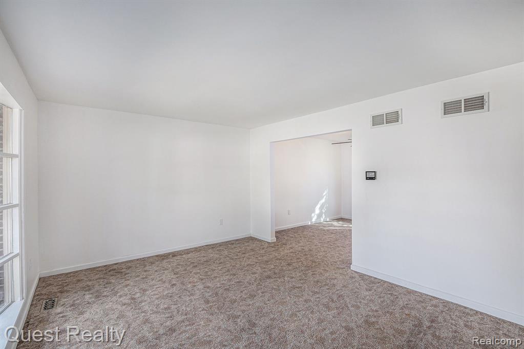 3095 Rolling Green Circle South Rochester Hills, MI 48309 - Photo 2 of 33