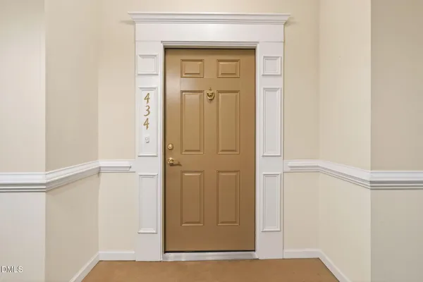 a picture of a book shelf