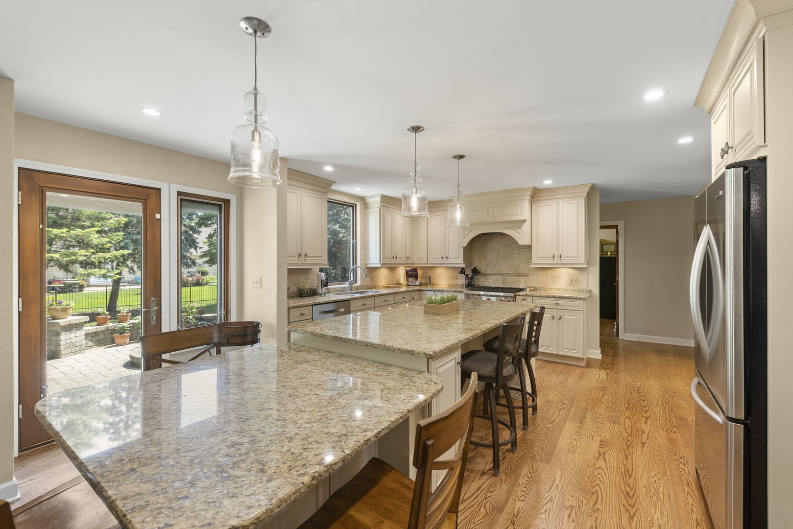 1921 Hampton Drive Wheaton, IL 60189 - Photo 5 of 54 a view of a living room and kitchen