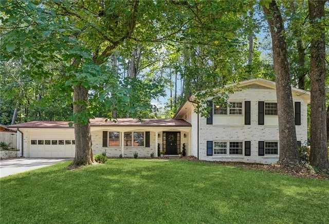 a view of a house with a yard