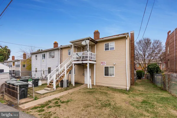 a view of a house with a backyard