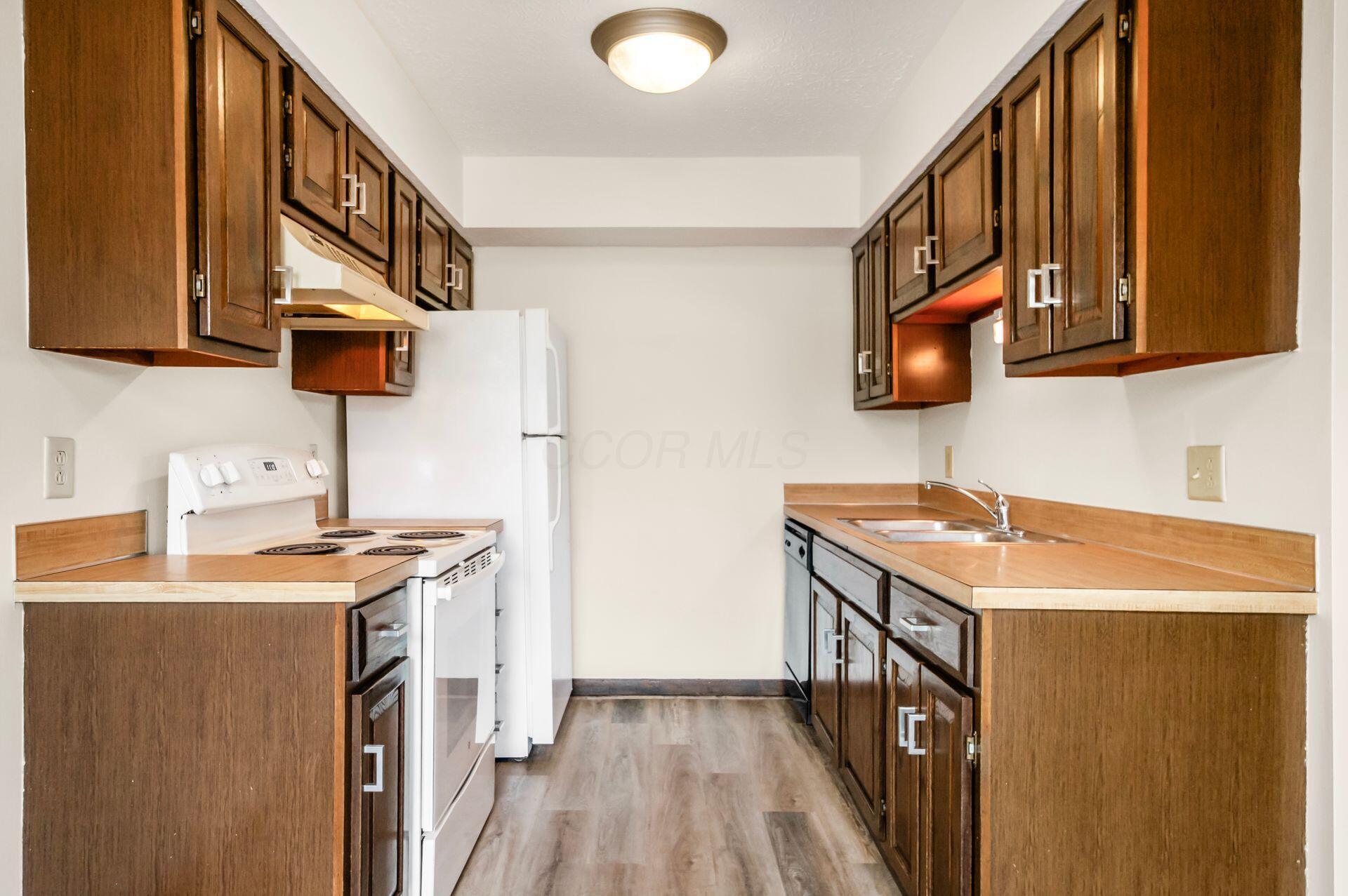 432 Edinburgh Road Dublin, OH 43017 - Photo 9 of 20 Galley kitchen