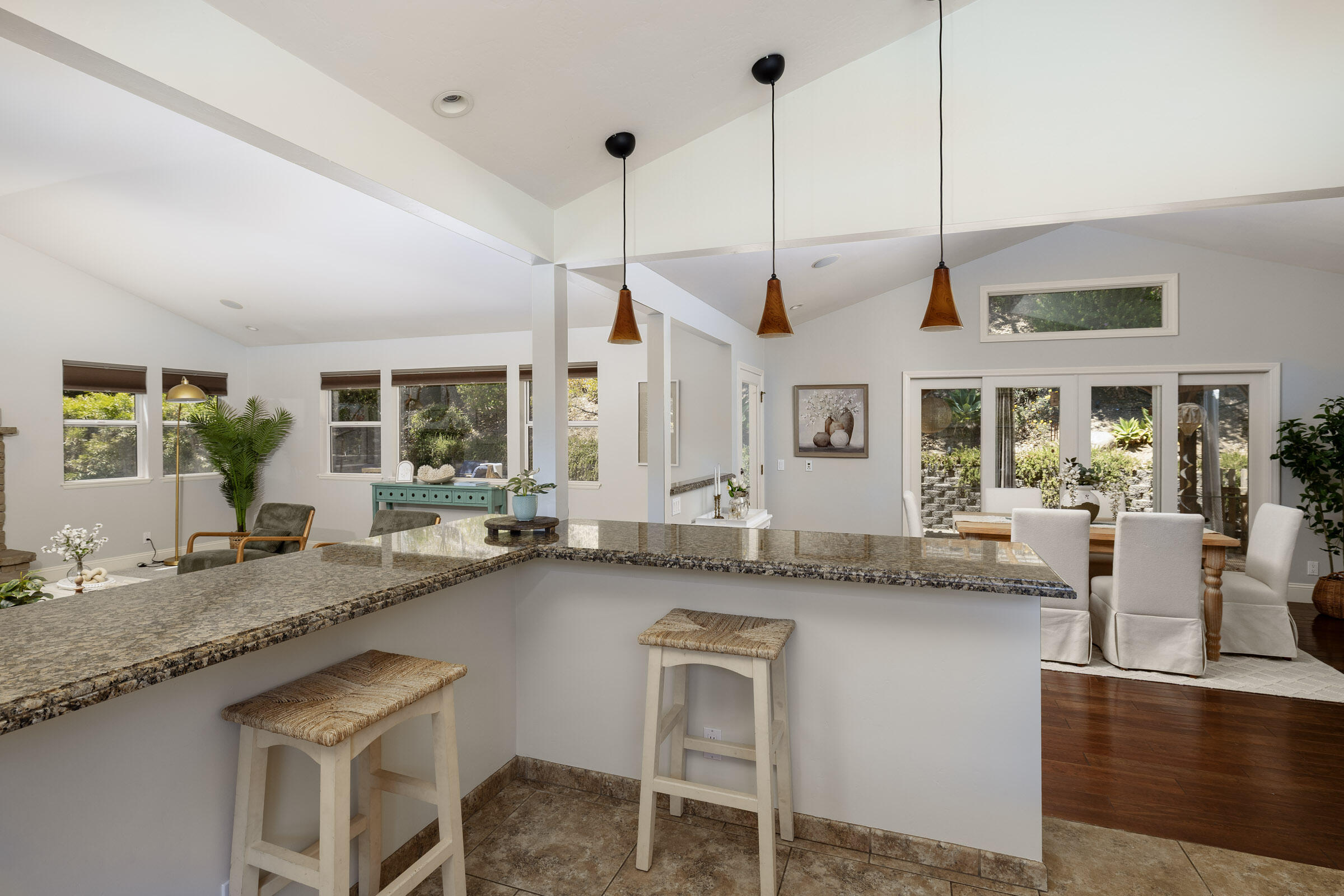 1352 Manitou Road Santa Barbara, CA 93101 - Photo 9 of 29 Breakfast bar