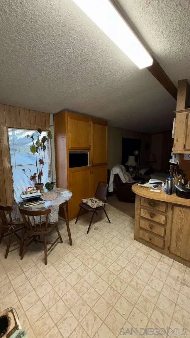 16134 Road 28 Madera, CA 93638 - Photo 2 of 6 a workspace with furniture