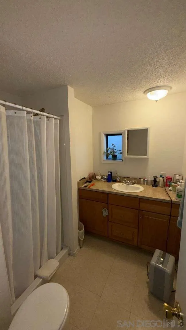 16134 Road 28 Madera, CA 93638 - Photo 4 of 6 a room with a bed and a mirror