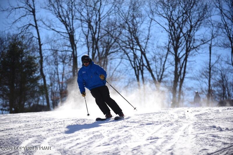 116 Snow Ridge Cir Lake Lake Harmony, PA 18624 - Photo 4 of 59 JFM skier