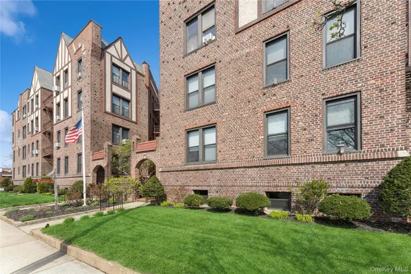 $335,000 | 12 Hempstead Avenue, Unit 3N, Rockville Centre, NY 11570