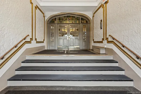 $335,000 | 12 Hempstead Avenue, Unit 3N, Rockville Centre, NY 11570