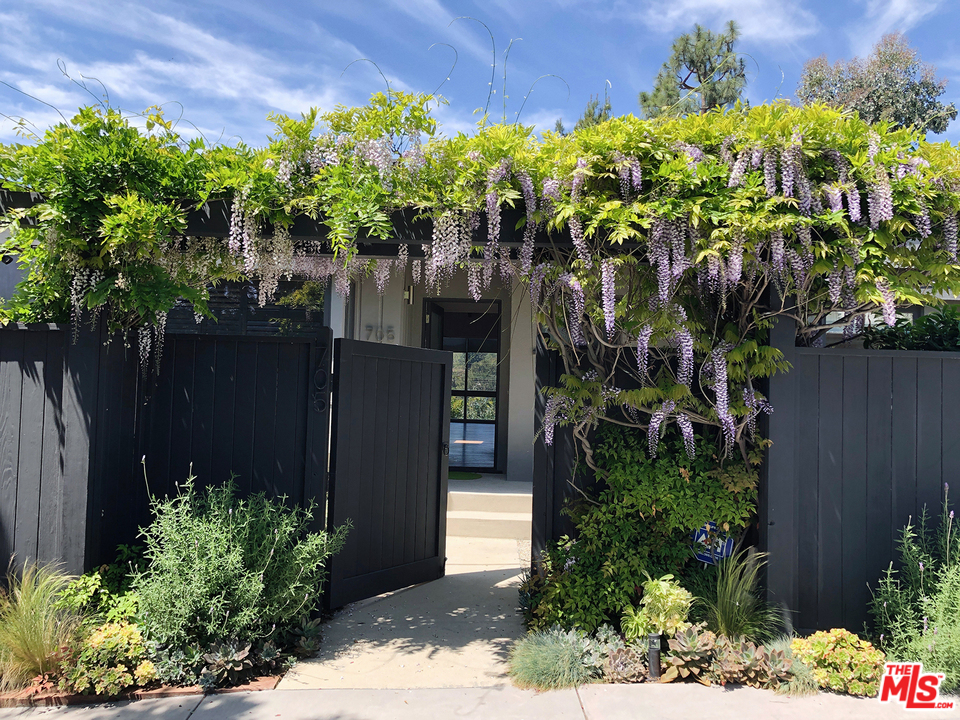 705 Rochedale Way Los Angeles, CA 90049 - Photo 2 of 26