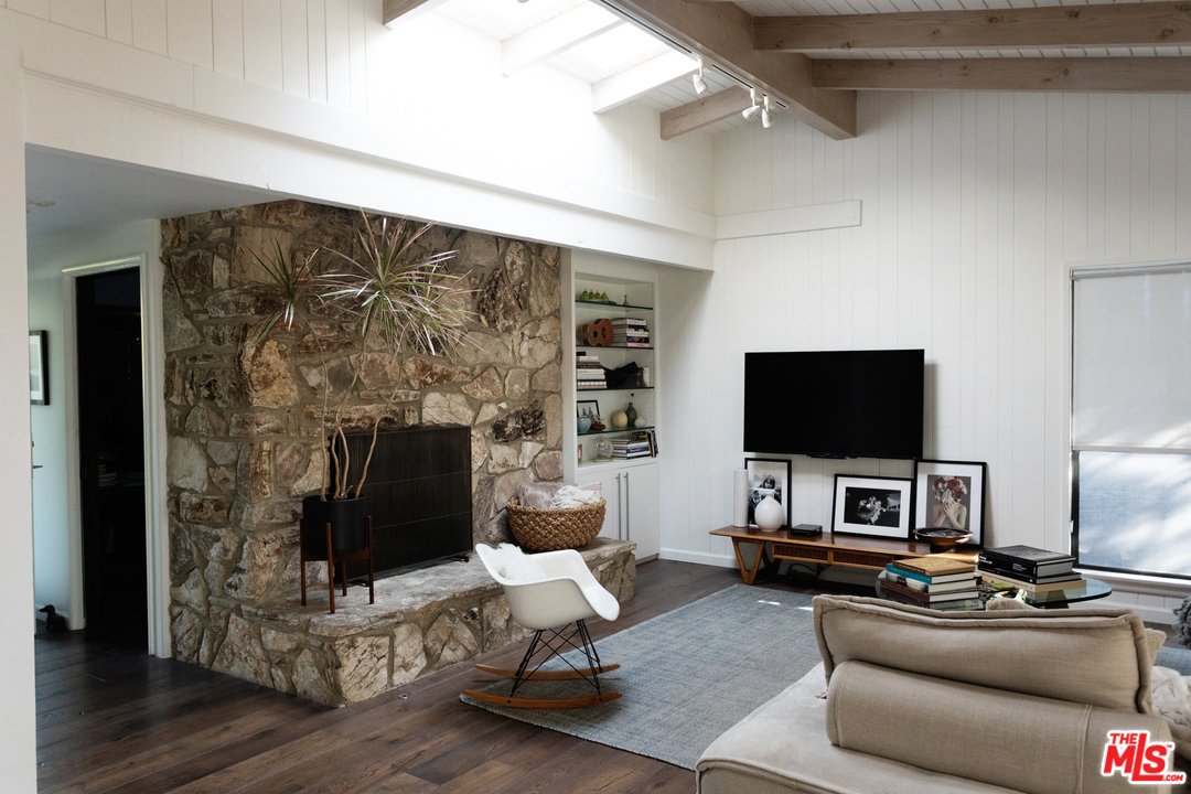 705 Rochedale Way Los Angeles, CA 90049 - Photo 11 of 26