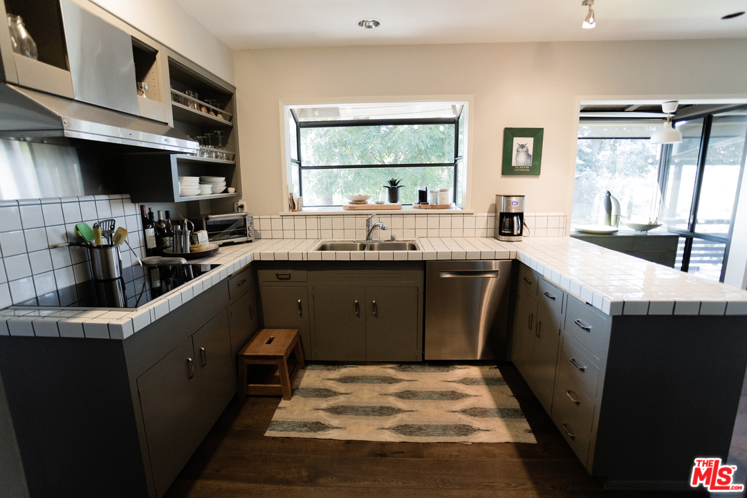 705 Rochedale Way Los Angeles, CA 90049 - Photo 12 of 26