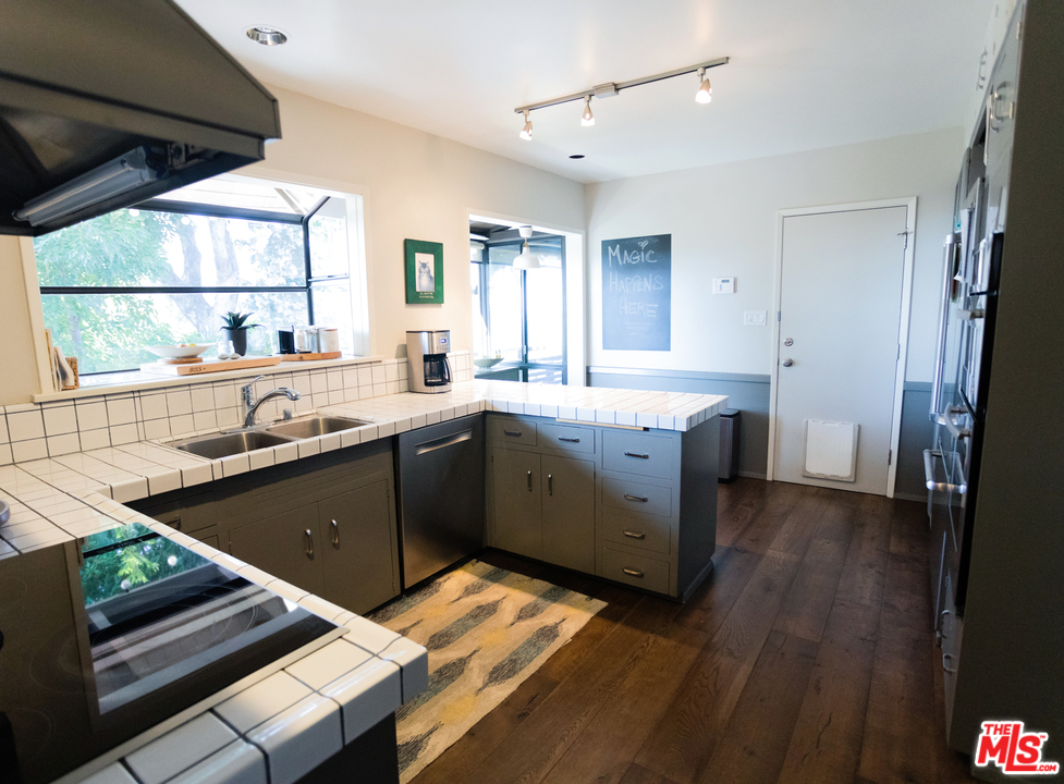 705 Rochedale Way Los Angeles, CA 90049 - Photo 13 of 26