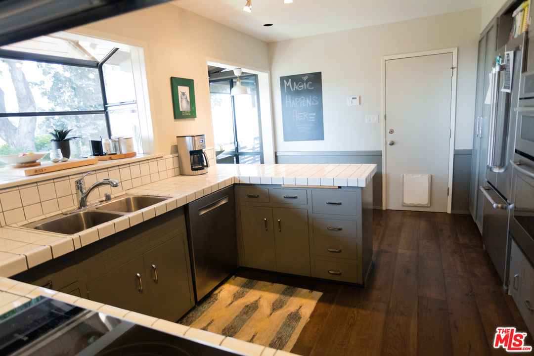 705 Rochedale Way Los Angeles, CA 90049 - Photo 14 of 26