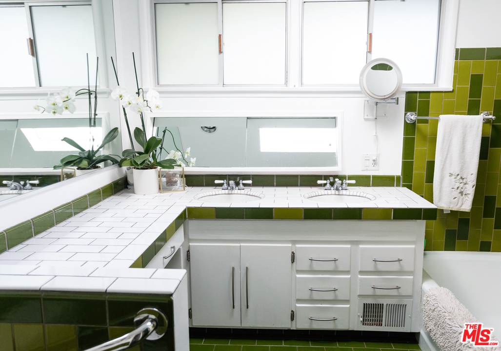 705 Rochedale Way Los Angeles, CA 90049 - Photo 17 of 26