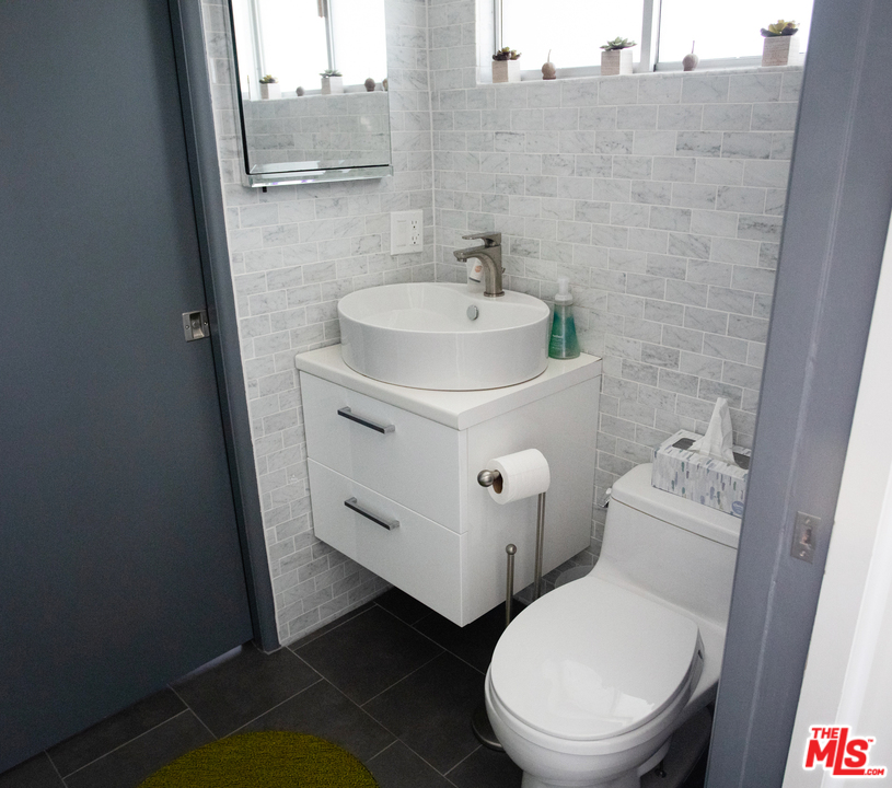 705 Rochedale Way Los Angeles, CA 90049 - Photo 20 of 26