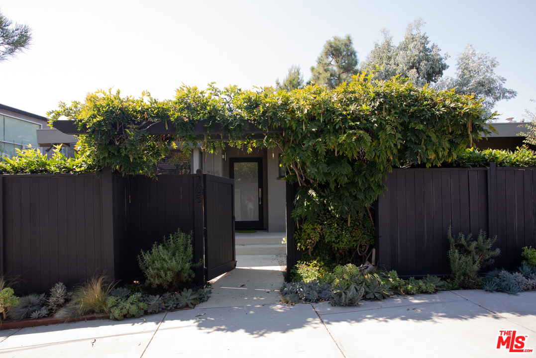 705 Rochedale Way Los Angeles, CA 90049 - Photo 3 of 26