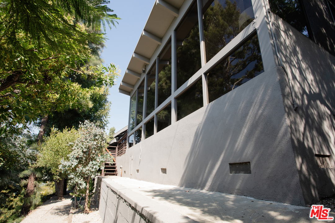 705 Rochedale Way Los Angeles, CA 90049 - Photo 24 of 26