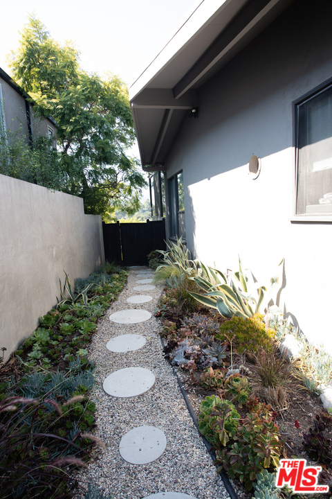 705 Rochedale Way Los Angeles, CA 90049 - Photo 25 of 26