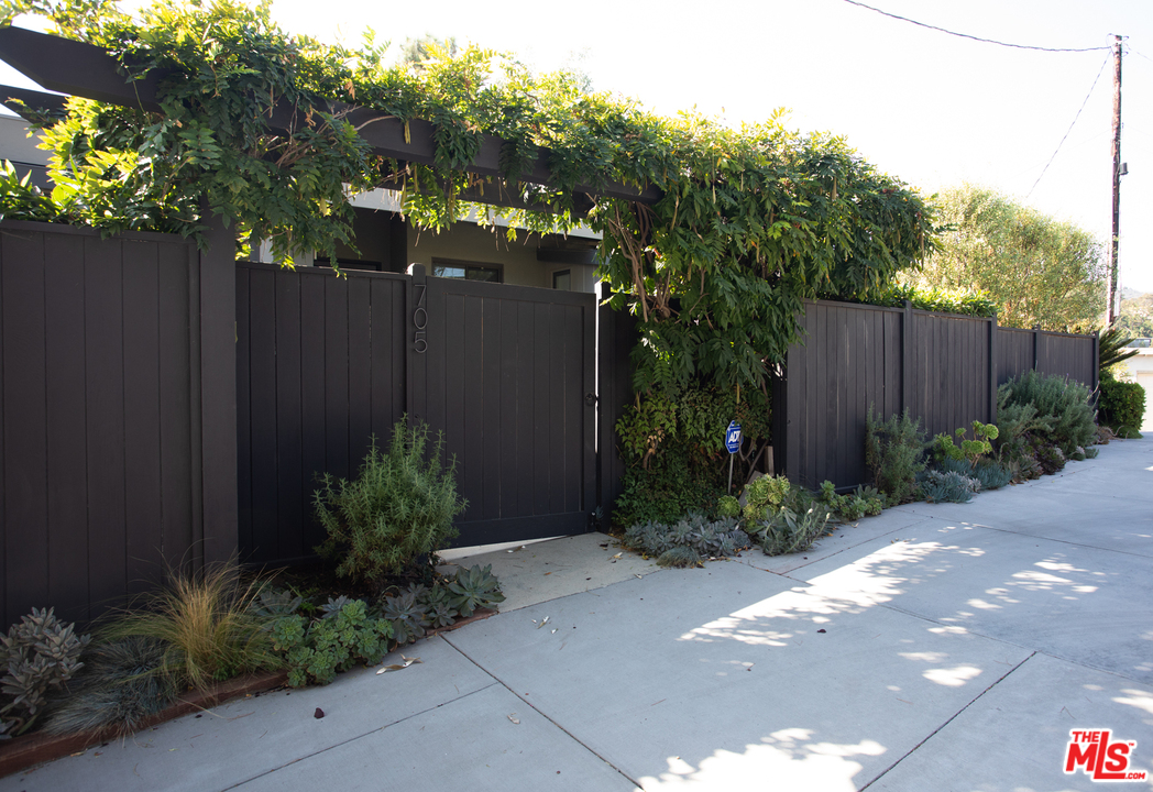 705 Rochedale Way Los Angeles, CA 90049 - Photo 4 of 26