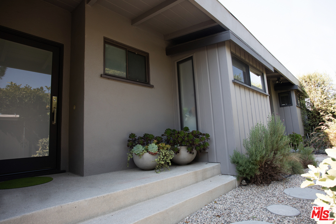 705 Rochedale Way Los Angeles, CA 90049 - Photo 5 of 26