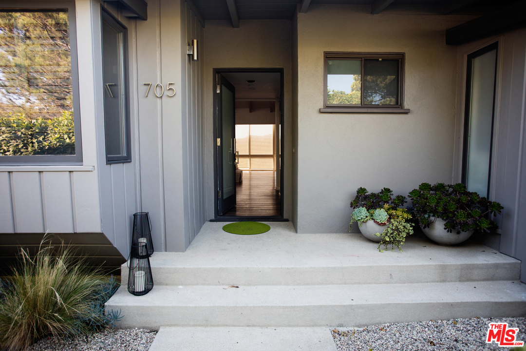 705 Rochedale Way Los Angeles, CA 90049 - Photo 6 of 26