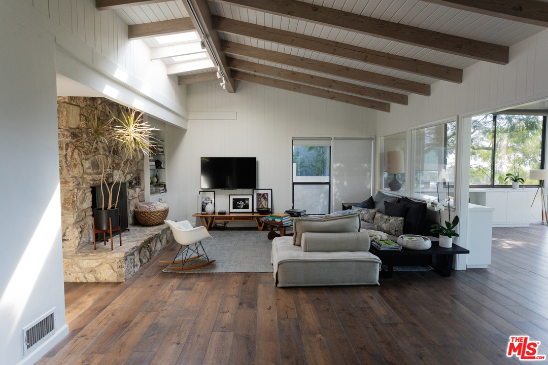 705 Rochedale Way Los Angeles, CA 90049 - Photo 7 of 26