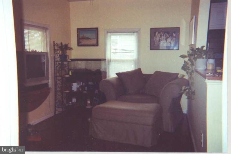 7830 East Shore Road Pasadena, MD 21122 - Photo 2 of 11 Living Room