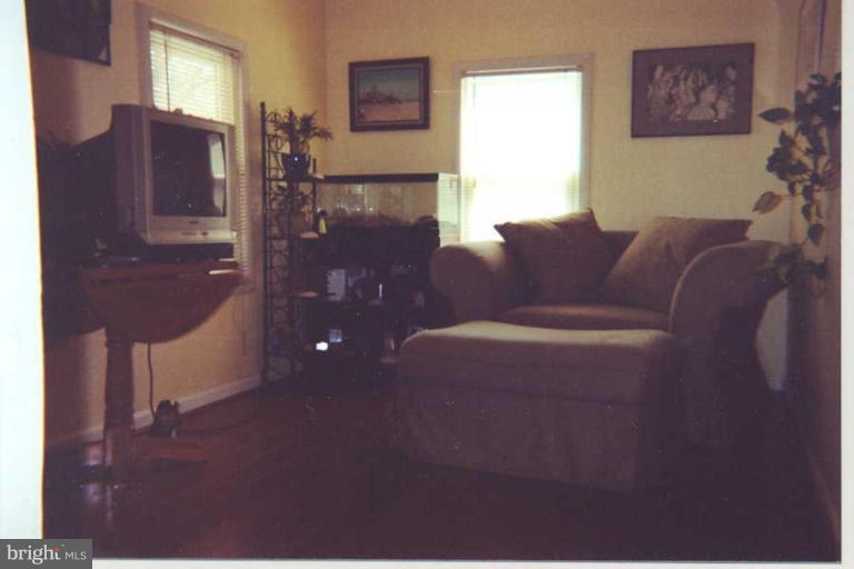 7830 East Shore Road Pasadena, MD 21122 - Photo 3 of 11 Living Room #2