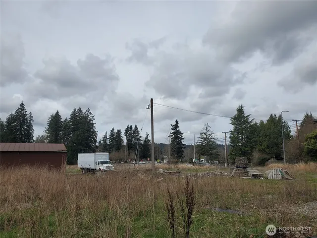 a view of a backyard of the house