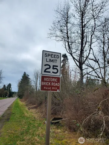 a sign that is sitting on a brick wall