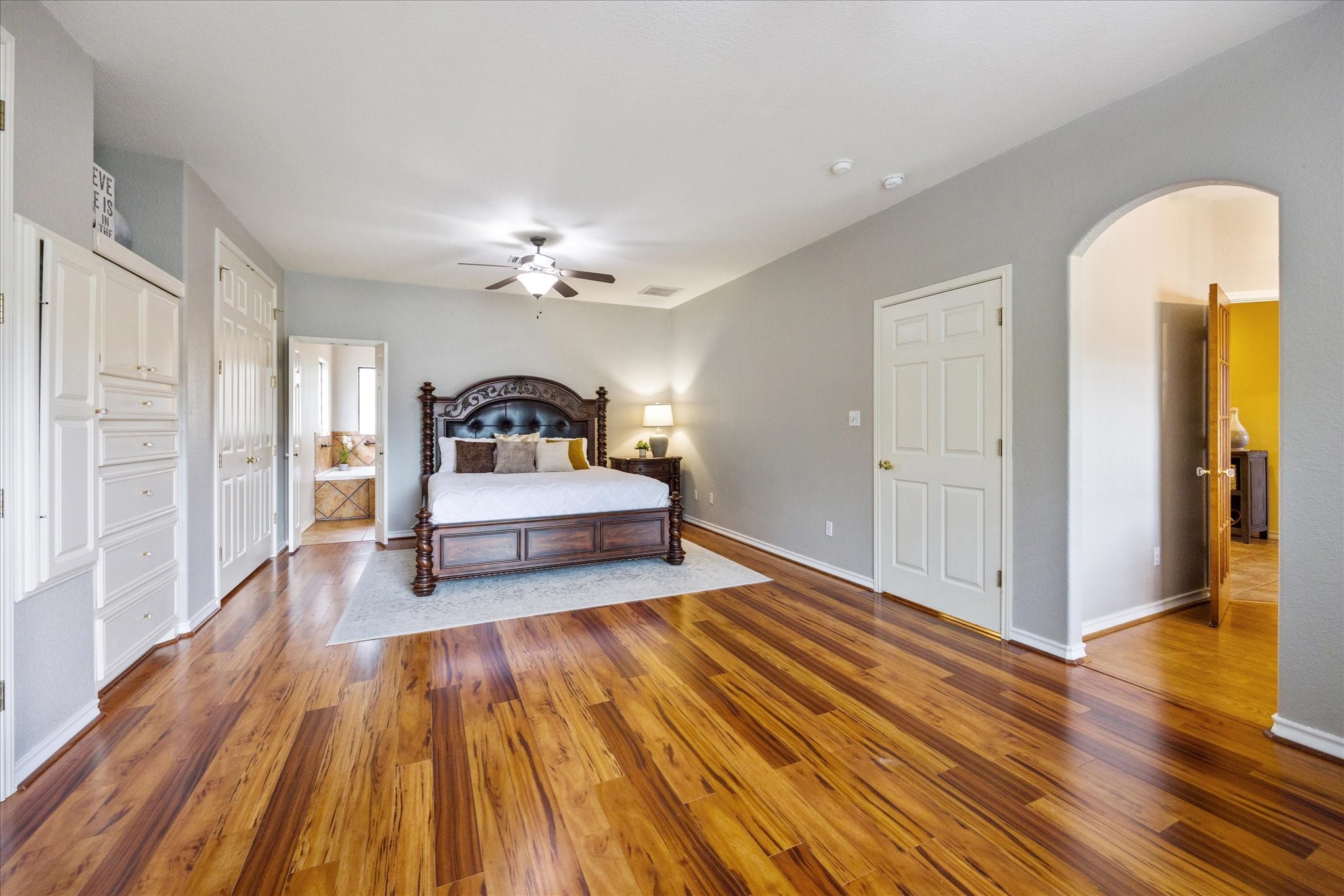 101 High Ridge Circle San Marcos, TX 78666 - Photo 19 of 31 This HUGE primary ensuite does not disappoint.