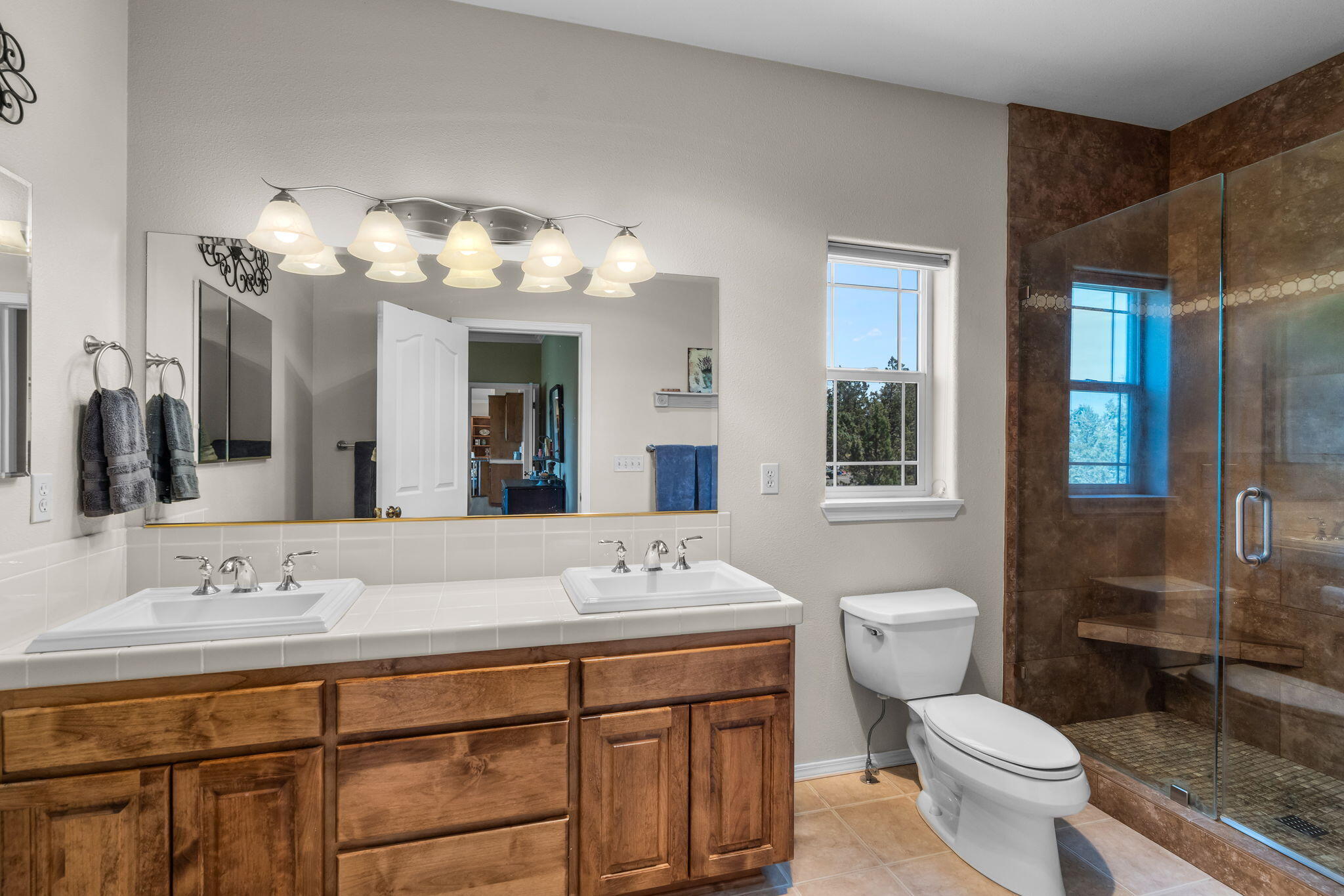505 Southeast Rancho Lane Madras, OR 97741 - Photo 28 of 72 Primary Bathroom