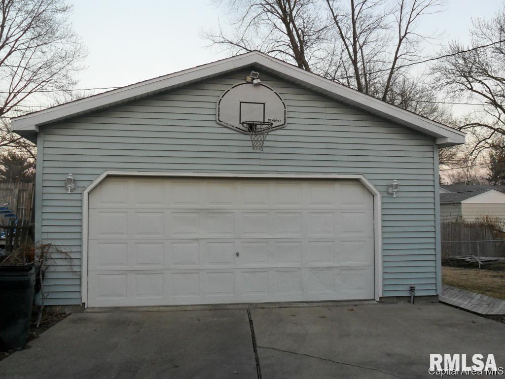 1824 Fairfield Drive Springfield, IL 62702 - Photo 3 of 17 Gallery Image 3