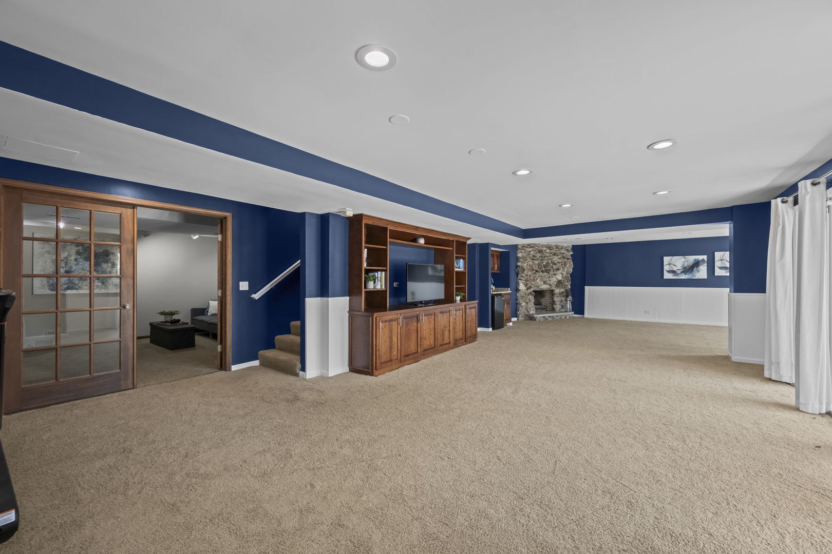 26 Brandywine Road South Barrington, IL 60010 - Photo 27 of 47 a view of an empty room with furniture and window