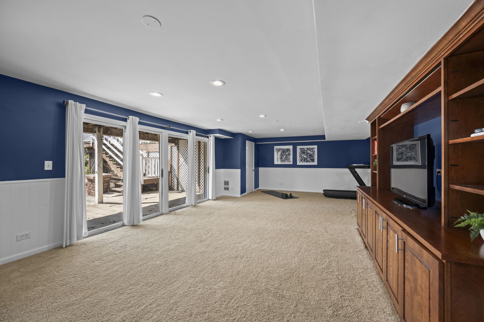 26 Brandywine Road South Barrington, IL 60010 - Photo 29 of 47 a view of a entryway with furniture