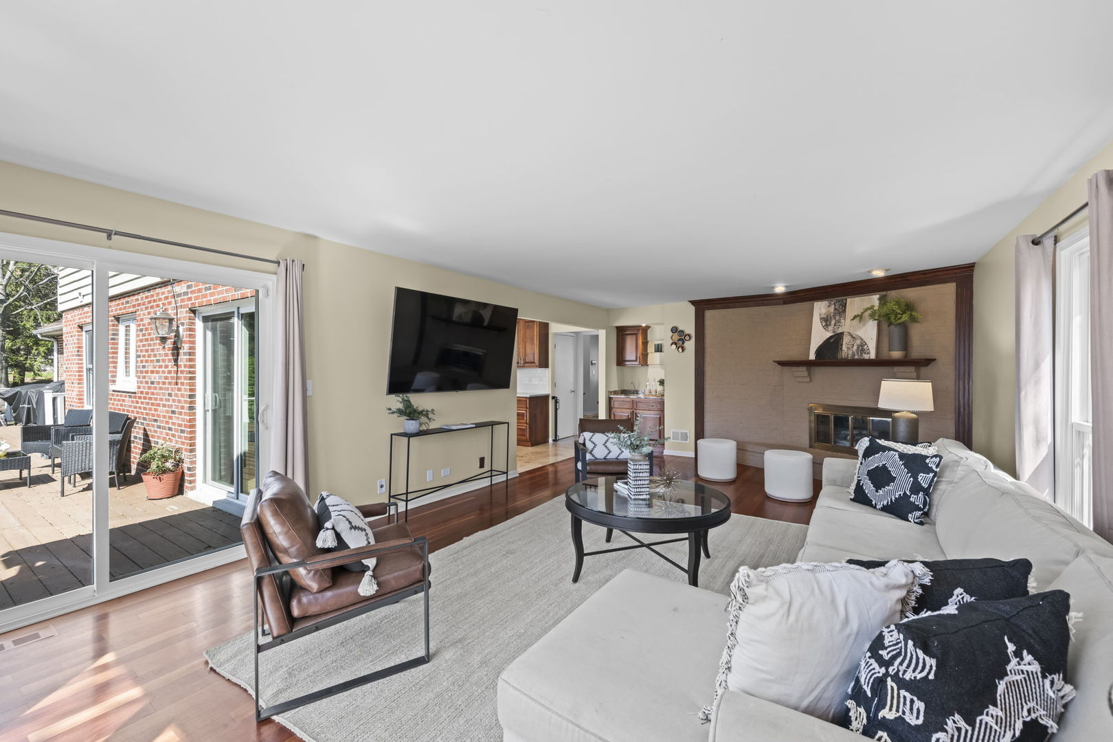 26 Brandywine Road South Barrington, IL 60010 - Photo 9 of 47 a living room with furniture and a flat screen tv