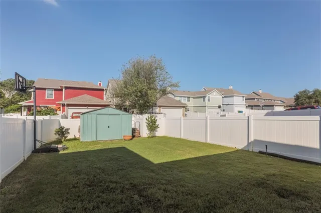 a view of a backyard