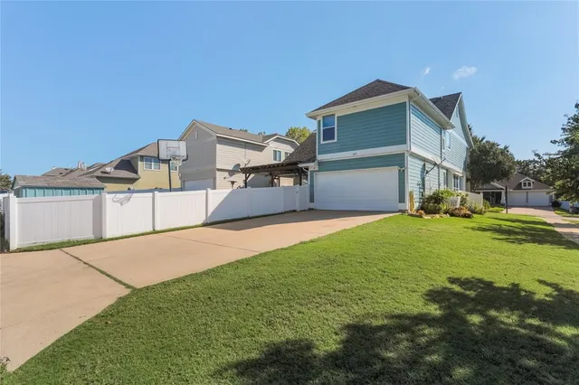 a view of a house with a backyard