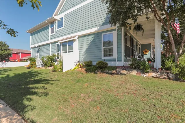 a view of backyard of the house