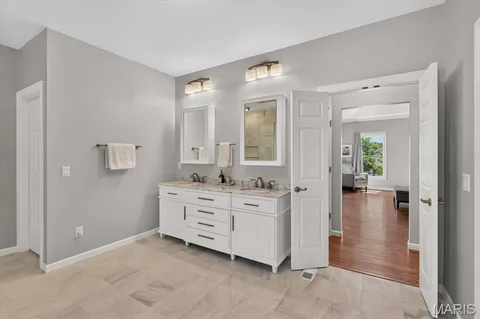 $1,285,000 | 1059 Greystone Manor Parkway, Chesterfield, MO 63005