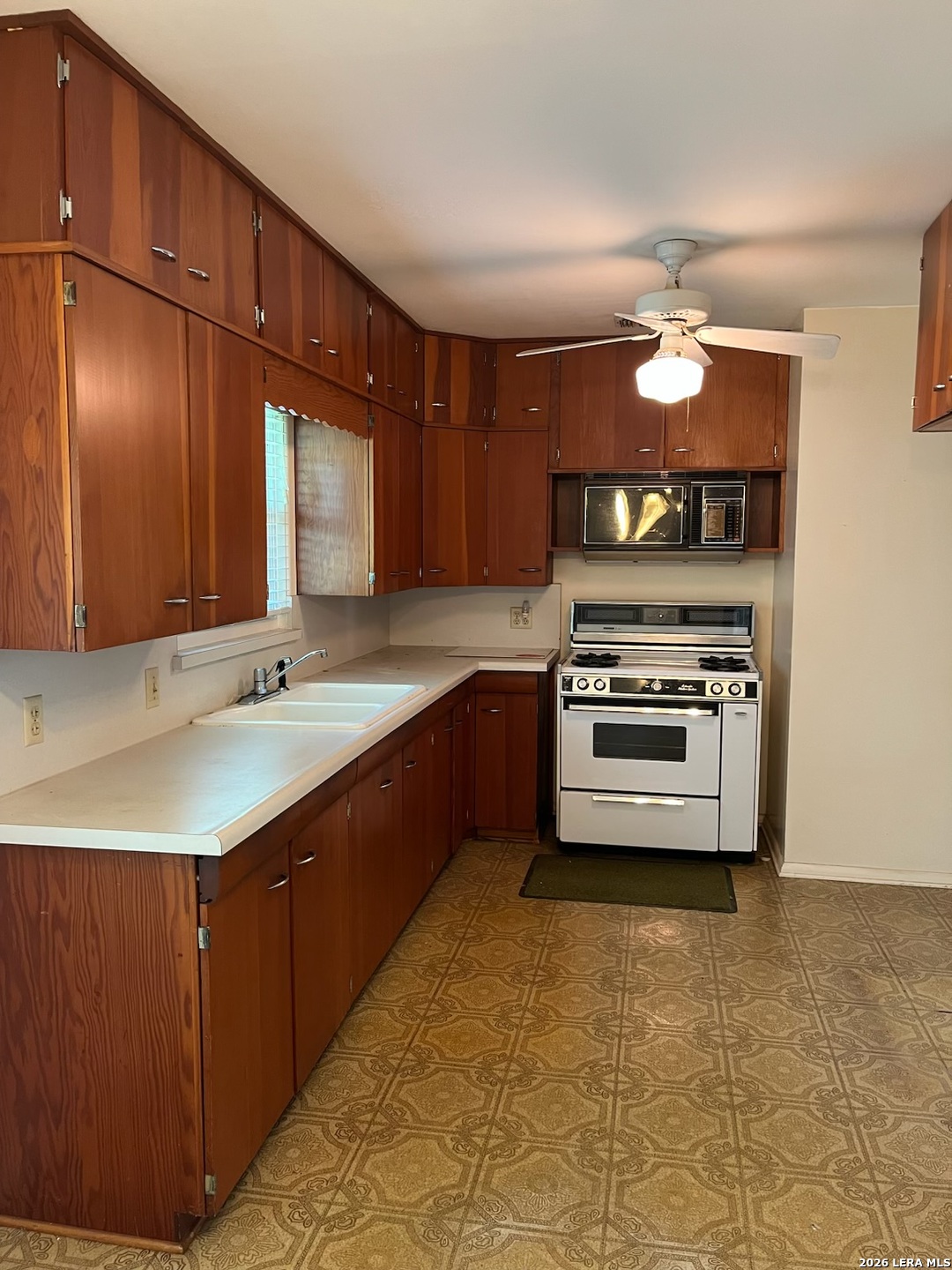 708 Sutton Street Pleasanton, TX 78064 - Photo 9 of 18